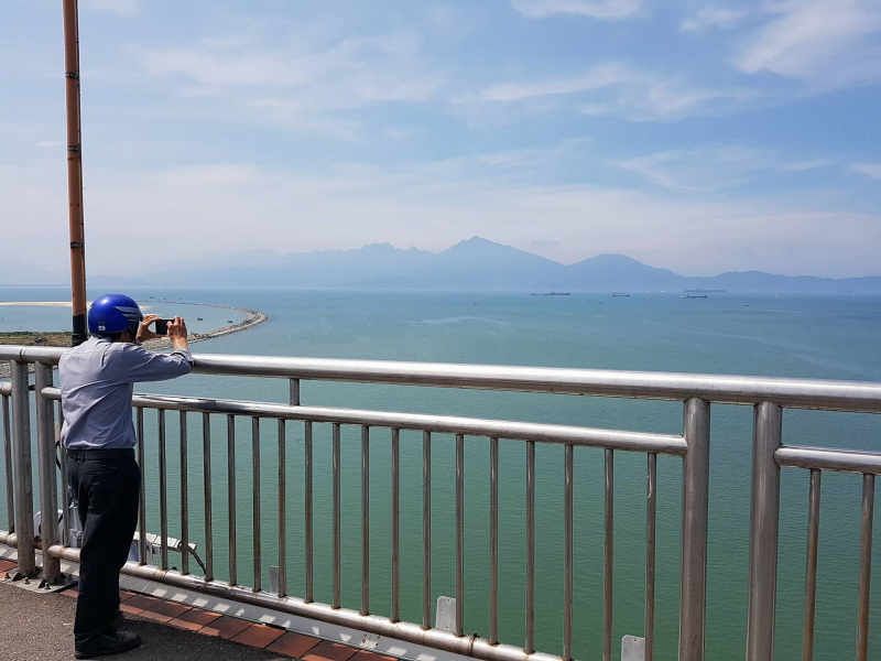 Nguoi-dan-ngam-tau-san-bay-tu-cau-Thuan-phuoc-8