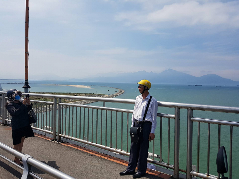 Nguoi-dan-ngam-tau-san-bay-tu-cau-Thuan-phuoc-2