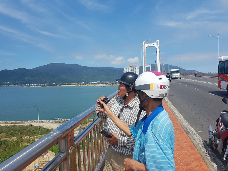 Nguoi-dan-ngam-tau-san-bay-tu-cau-Thuan-phuoc-5