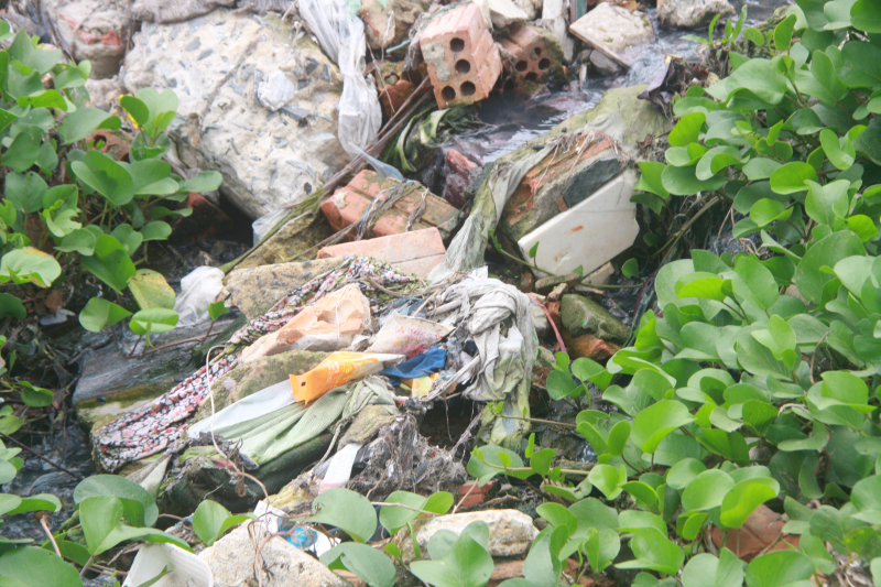 Nuoc-thai-den-boc-mui-thoi-do-ra-bai-bien-Nam-5