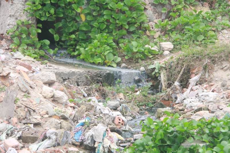 Nuoc-thai-den-boc-mui-thoi-do-ra-bai-bien-Nam-O-1