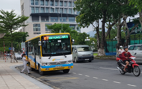 dinh-chi-tai-xe-duoi-hoc-sinh-xuong-xe