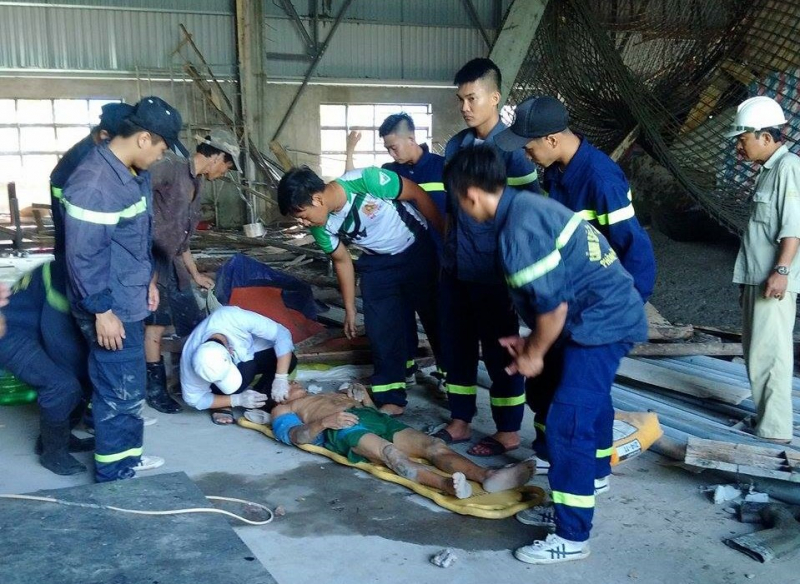 sap-gian-giao-khien-10-cong-nhan-roi-xuong-dat