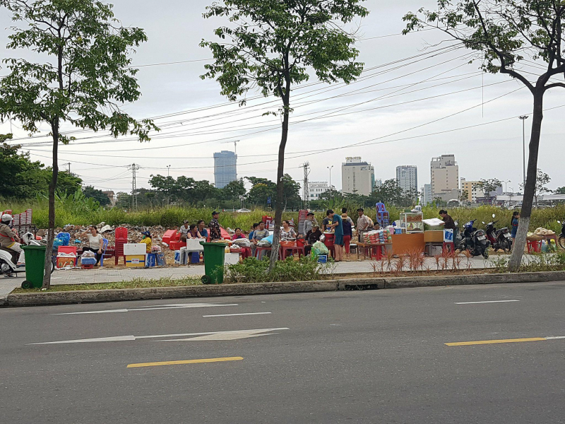 Tranh-nhau-xi-cho-ngoi-xem-phao-hoa-1