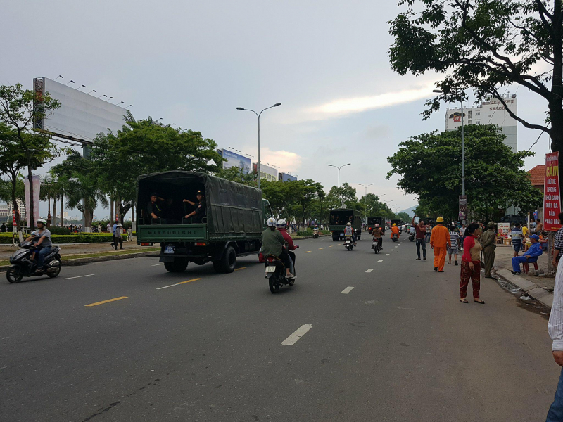 Tranh-nhau-xi-cho-ngoi-xem-phao-hoa-2