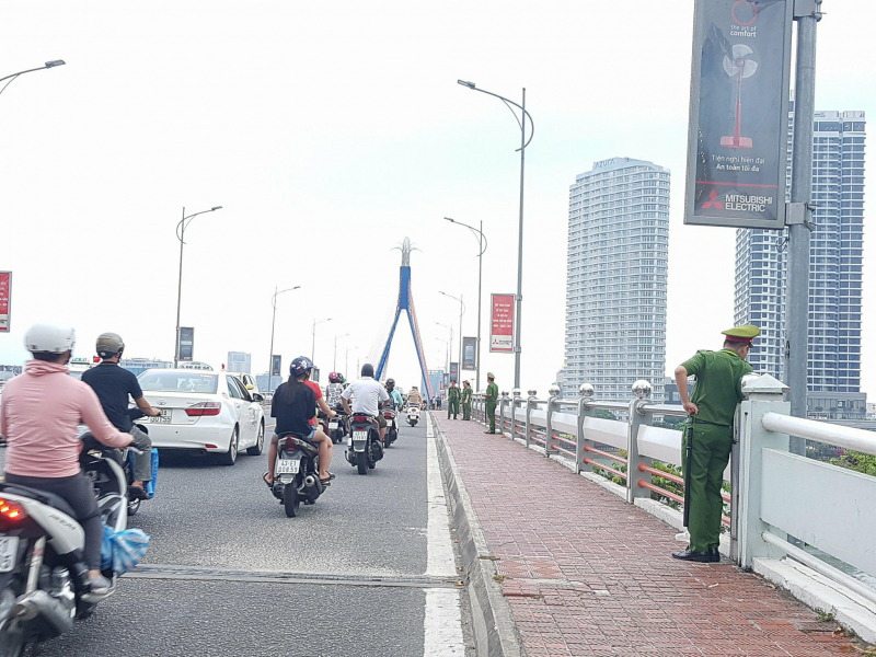 Tranh-nhau-xi-cho-ngoi-xem-phao-hoa-4