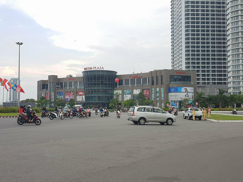 Tranh-nhau-xi-cho-ngoi-xem-phao-hoa-8