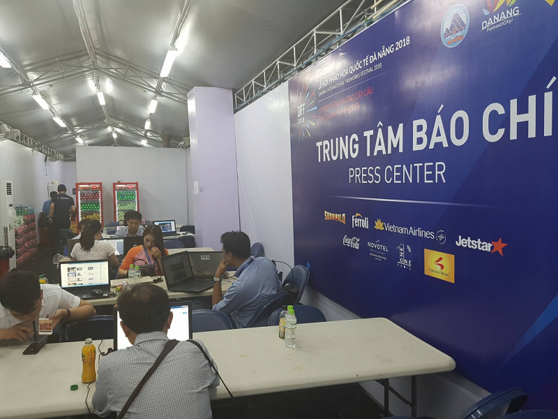 San-sang-khai-phao-dai-tiec-phao-hoa