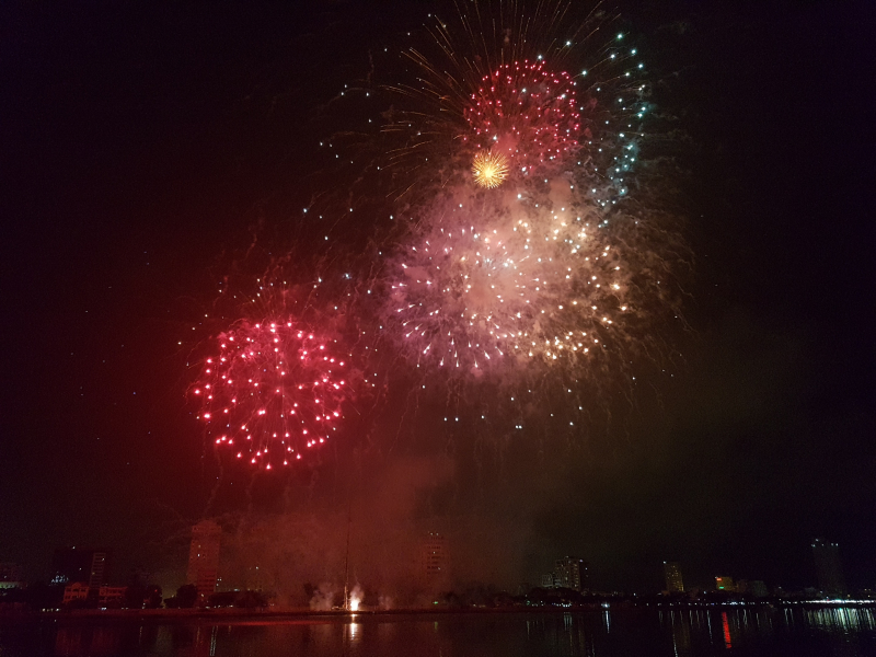 Dai-tiec-phao-hoa-ben-bo-song-Han-1