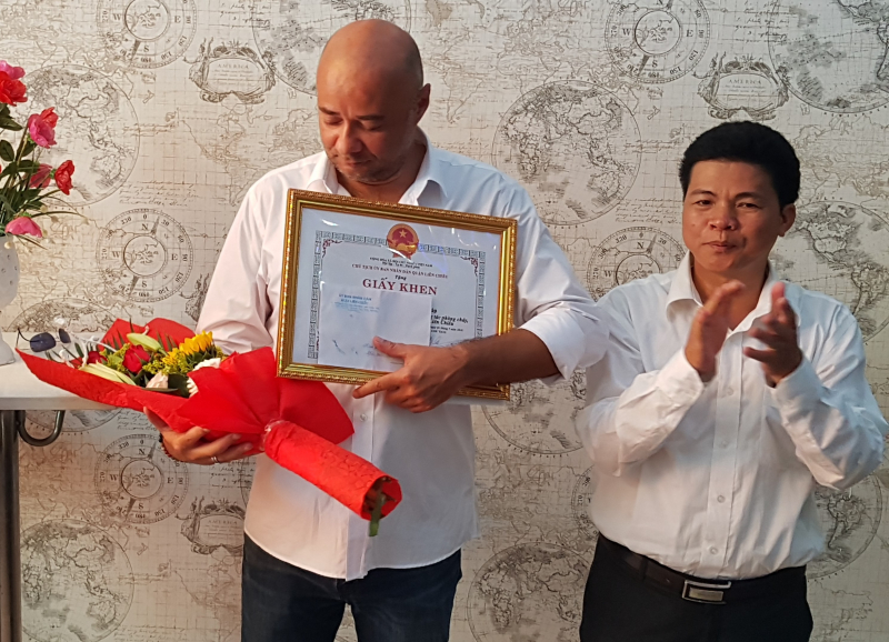 Khen-thuong-2-nguoi-nuoc-ngoai-lao-vao-lua-cuu-tre