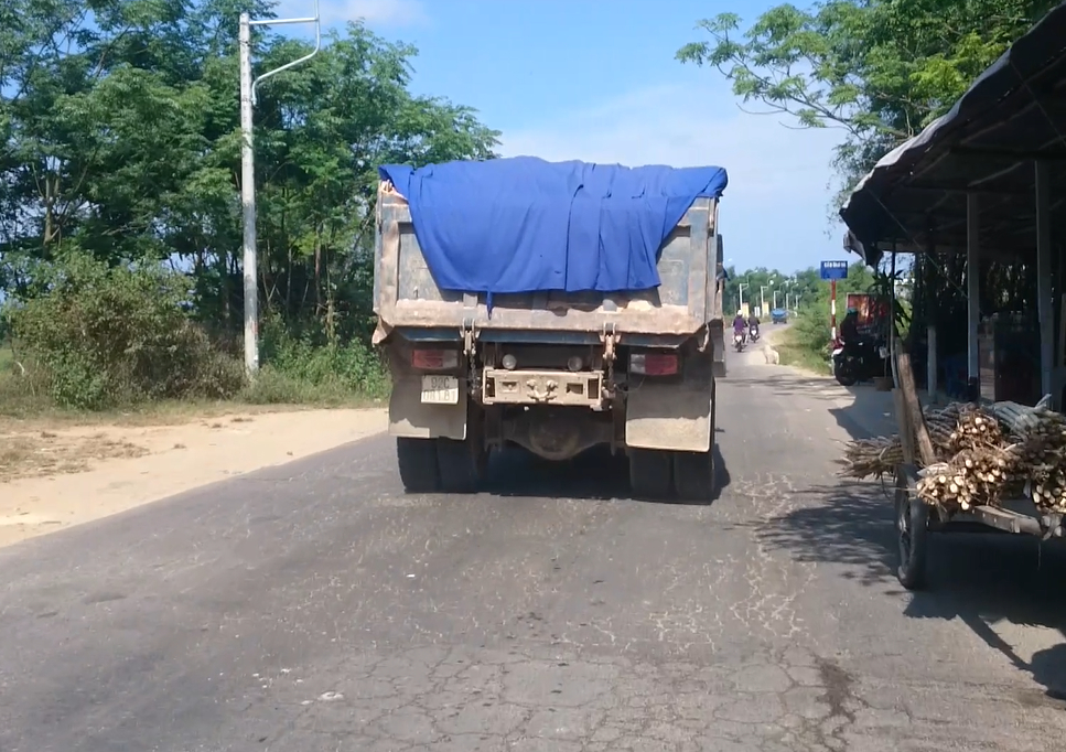 Xe-coi-thung-tran-duong-Quang-Nam2