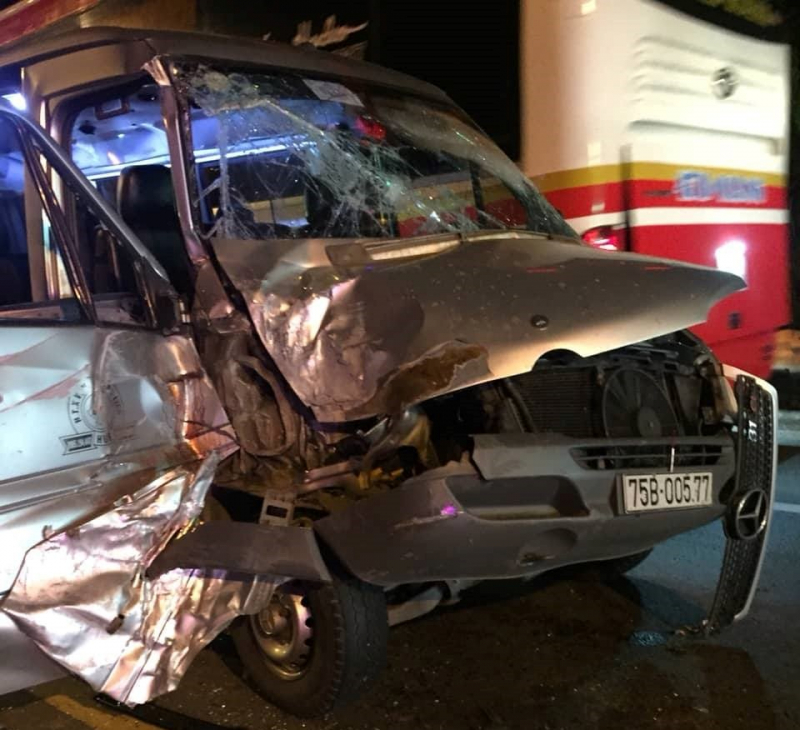 Xe-khach-dam-xe-tai-4-nguoi-bi-thuong-1