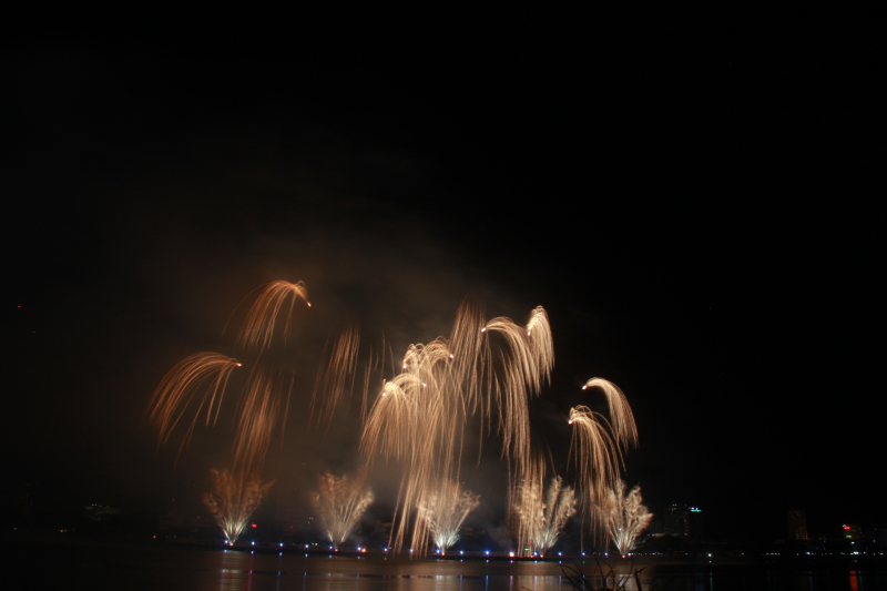 Xay-cau-huu-nghi-bang-phao-hoa-tren-song-Han-6