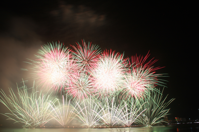 Xay-cau-huu-nghi-bang-phao-hoa-tren-song-Han-7