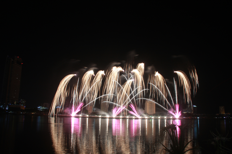 Xay-cau-huu-nghi-bang-phao-hoa-tren-song-Han-&atilde;