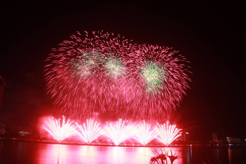 Xay-cau-huu-nghi-bang-phao-hoa-tren-song-Han-&acirc;