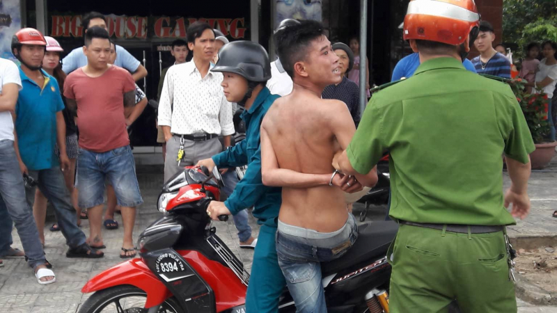 Thanh-nien-nghi-ngao-da-lao-vao-quan-game-tan-cong