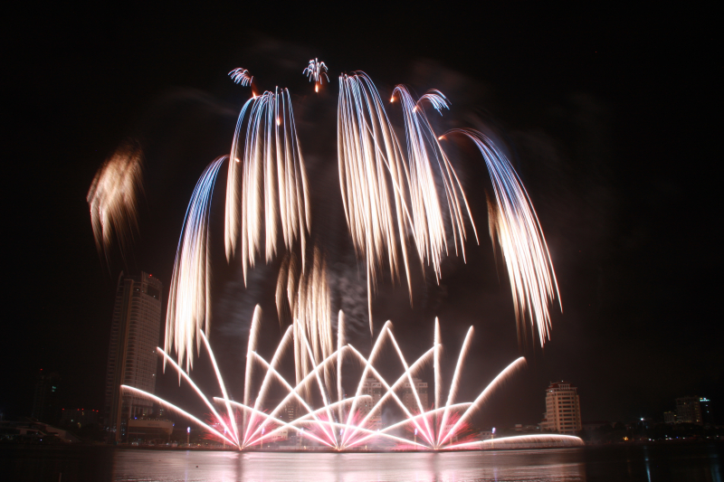 So-tai-phao-hoa-duoi-nen-nhac-rock-&atilde;