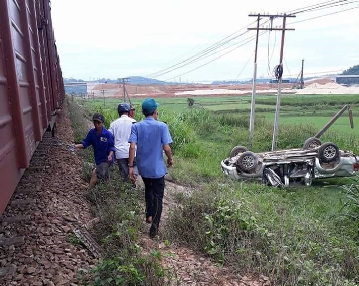 Tau-hoa-dam-o-to-2-nguoi-thuong-vong-1