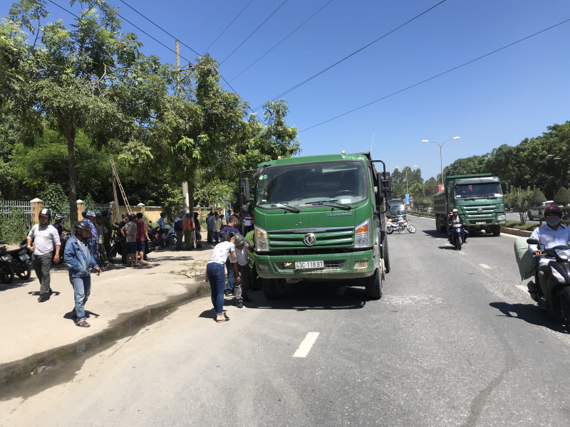 Bi-xe-ben-cuon-vao-gam-chau-tu-vong-ong-ba-bi-thuo