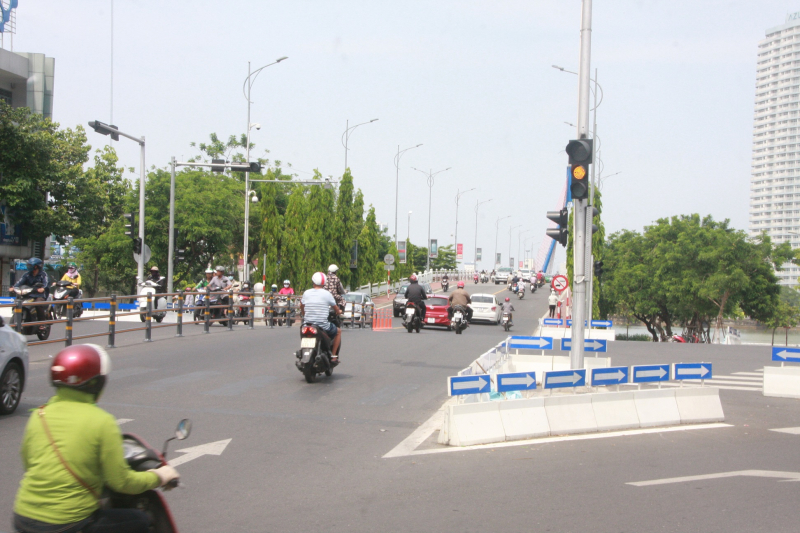 Khong-the-dung-tu-duy-lac-hau-giai-quyet-giao-thon