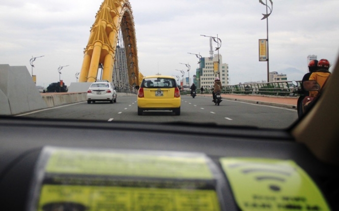 Khong-nhan-khach-au-khi-khong-du-xe-phuc-vu