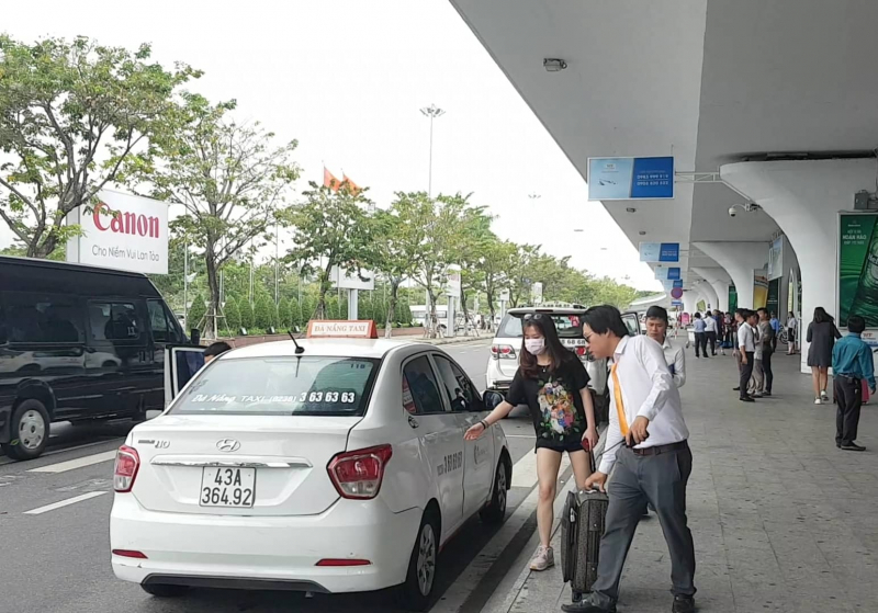 Taxi-dinh-cong-phan-doi-grab-2