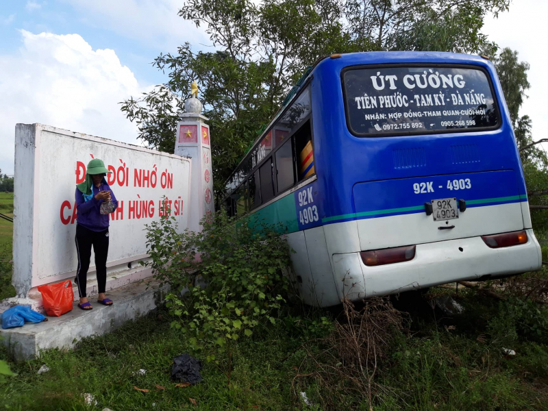 Xe-khach-cho-10-nguoi-roi-xuong-vuc