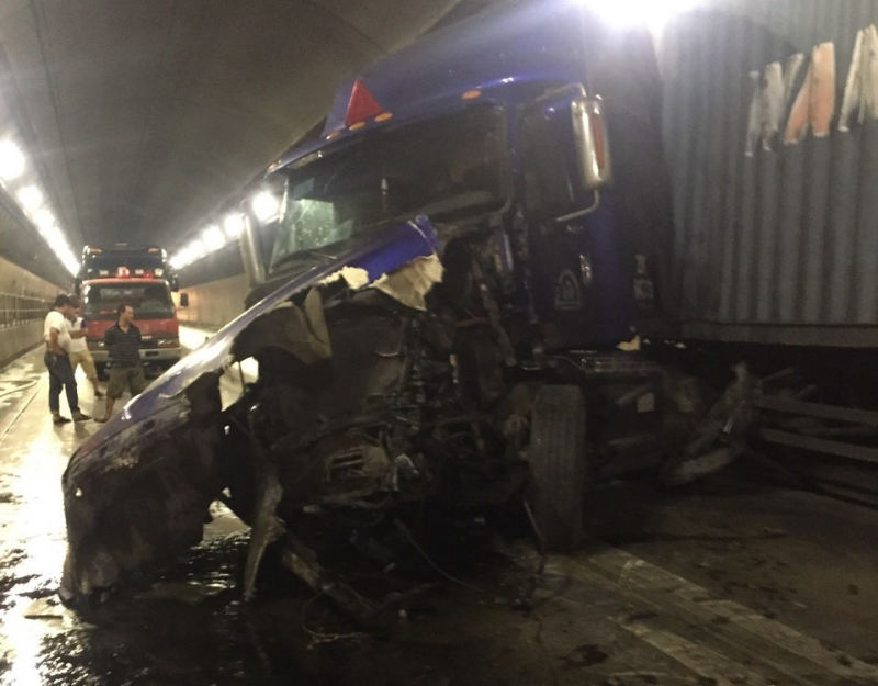 Xe-daukeo-dam-nhau-ham-Hai-Van-ach-tac