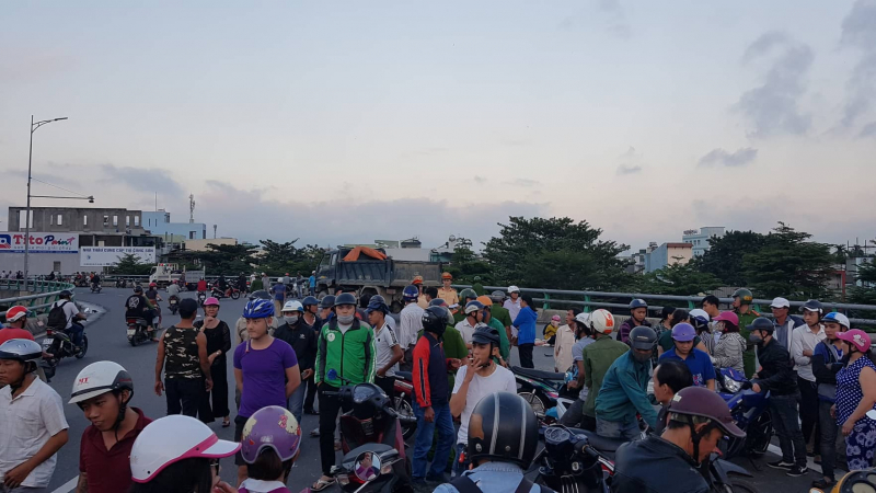 Xeben-dam-xe-may-tren-cau-vuot-nguoi-phu-nu-chet-t