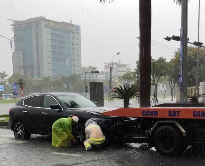 Xe-hop-chet-duoi-do-ngap-lut-lich-su