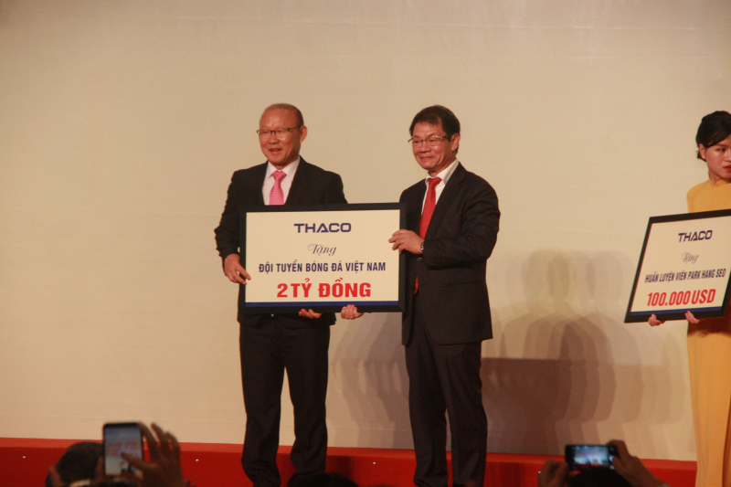 Nhan-thuong-khung-thay-Park-tang-het-cho-bong-da-V