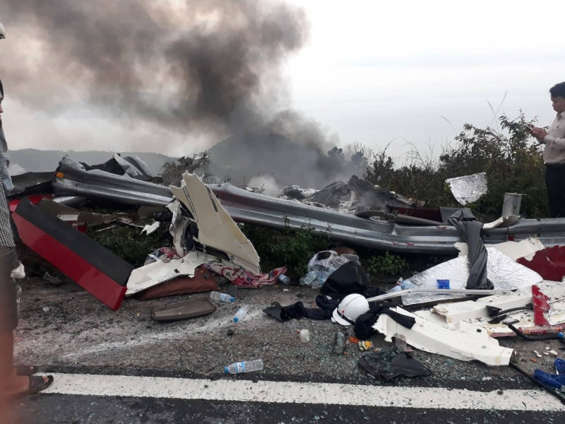 Xe-bon-tong-nhau-roi-xuong-vuc-2