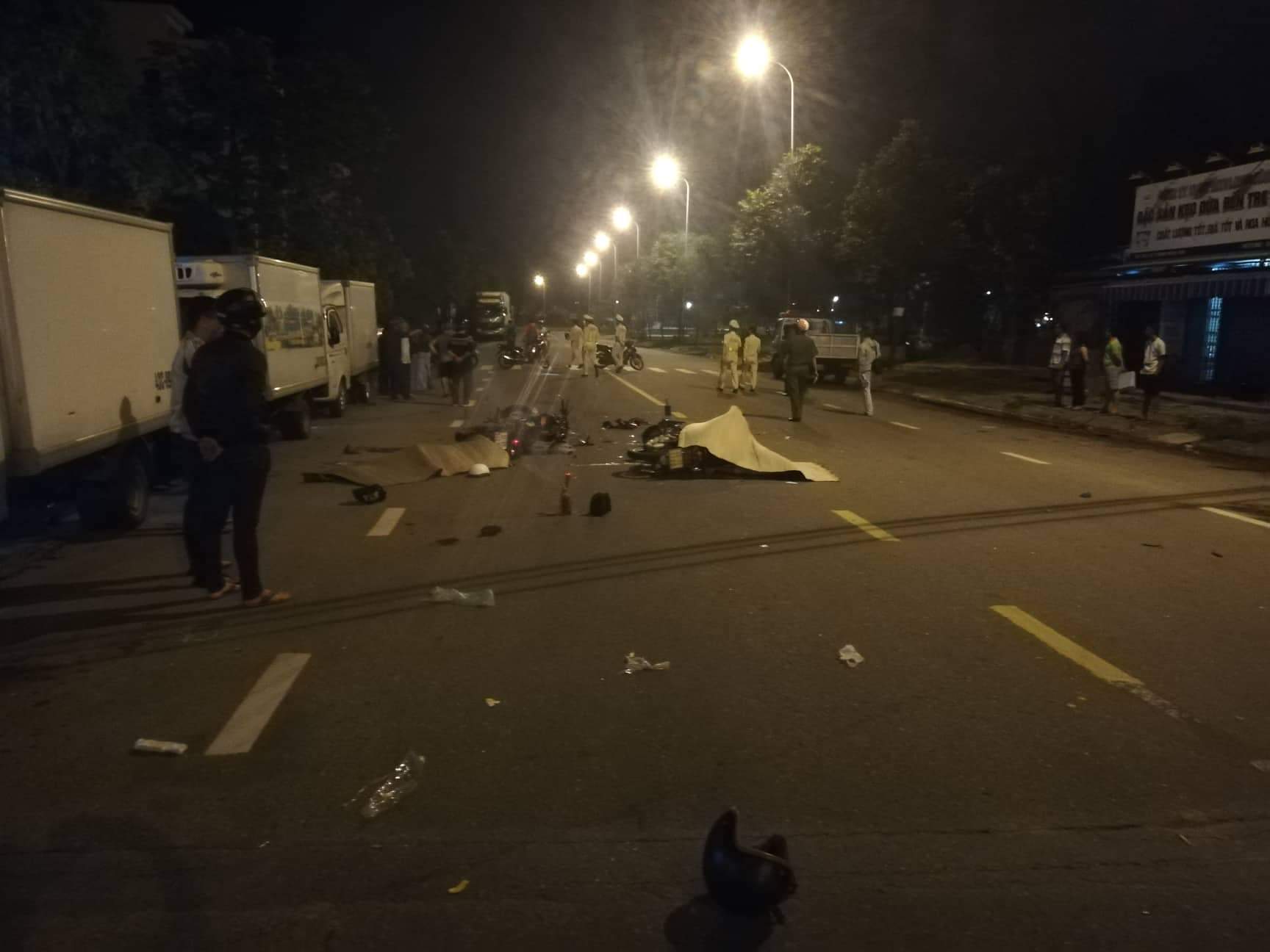 Xe-m&acirc;y-dm-nhau-truoc-cho-hai-nguoi-chet-tai-cho.