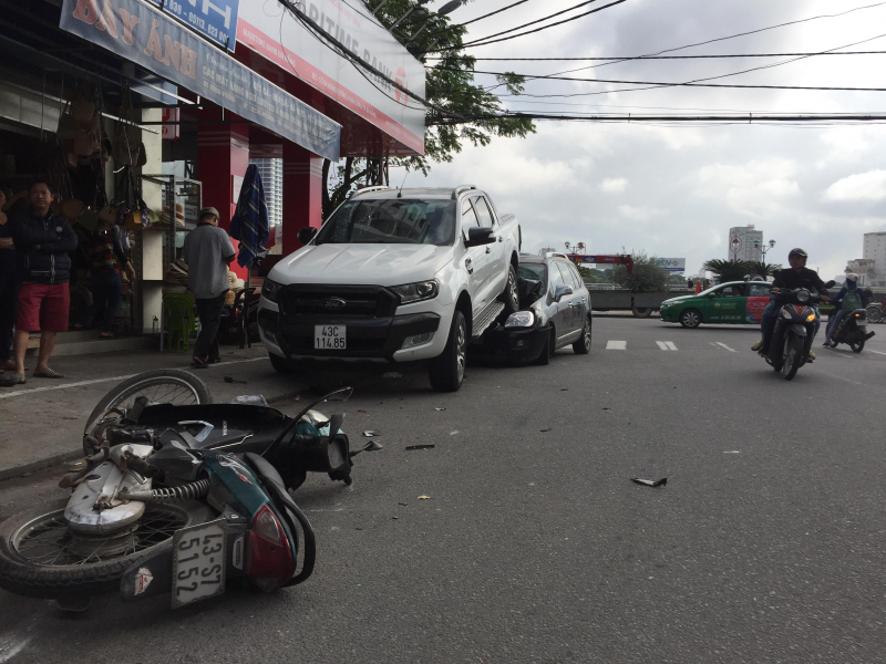 Ban-tai-lui-leo-len-dau-o-to