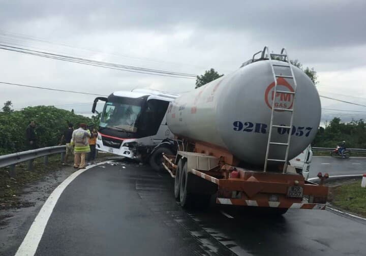 Xe-dau-keo-dam-xe-khach-tren-deo-Hai-Van