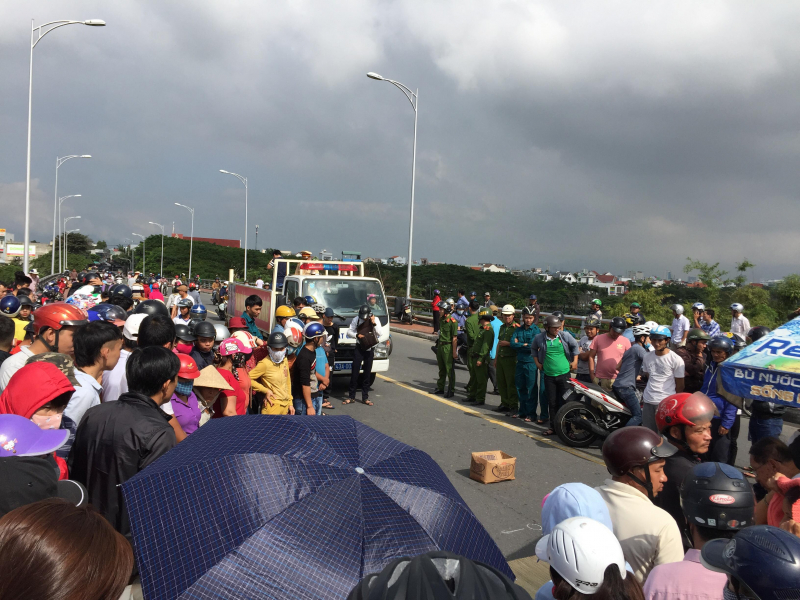 Nu-sinh-chet-tham-duoi-banh-xe-tai