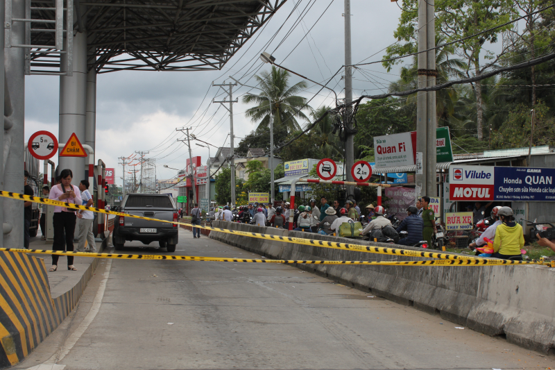 Xe &aacute;n ngữ kh&ocirc;ng chịu đi, Trạm thu ph&iacute; đ&atilde; cho phong