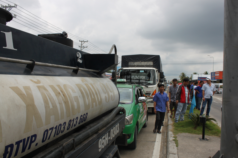 Khoảng 11h40  4 l&agrave;n xe đ&atilde; trở n&ecirc;n &ugrave;n tắc