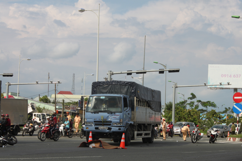 dau-dau-xe-tai-nam-thanh-nien-tu-vong-tai-cho