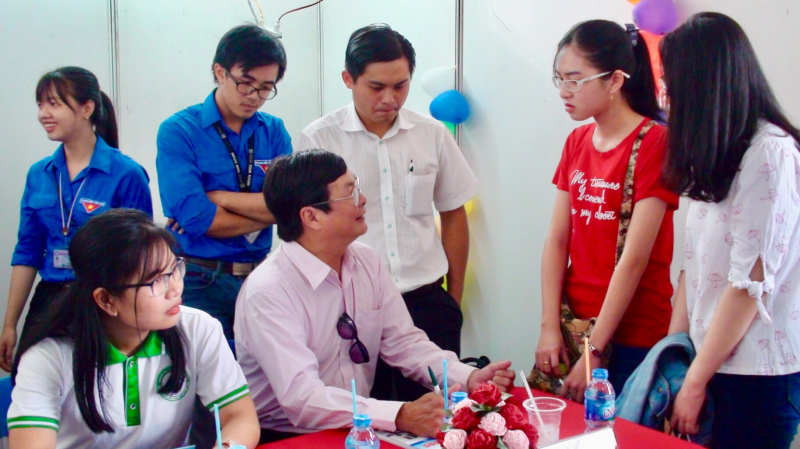 ng&agrave;y-hoi-viec-lam 2