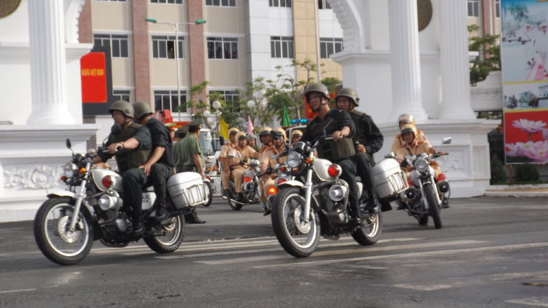 Lực lượng CSGT ra qu&acirc;n tuần tra đảm bảo TTATGT