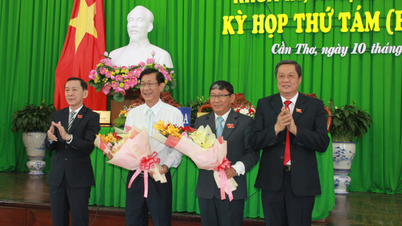 tặng hoa kỳ họp HĐND