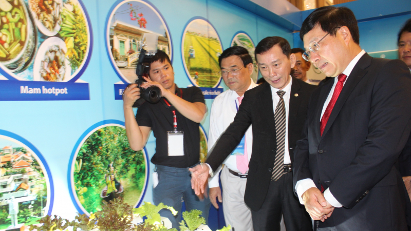 chu-tich-ubndtp-gioi-thieu-mo-hinh-rau-thuy-canh