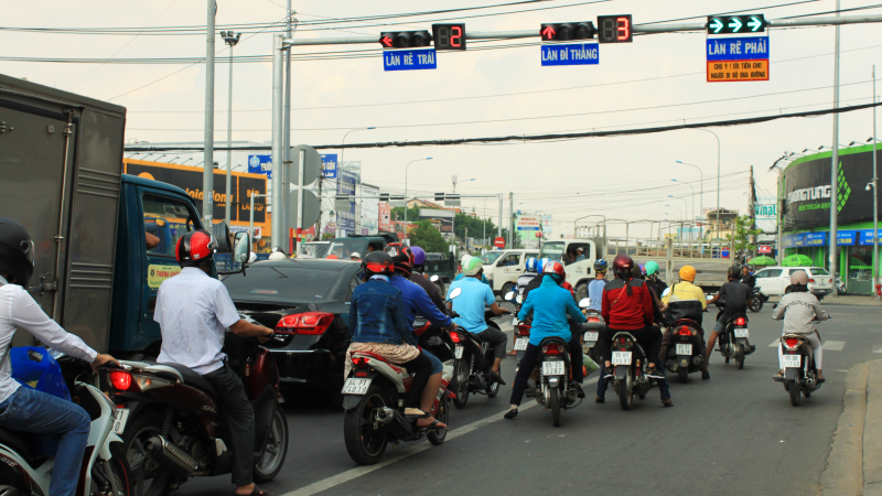 C&aacute;c phương tiện dừng đ&egrave;n đỏ thường đậu sang phần đ