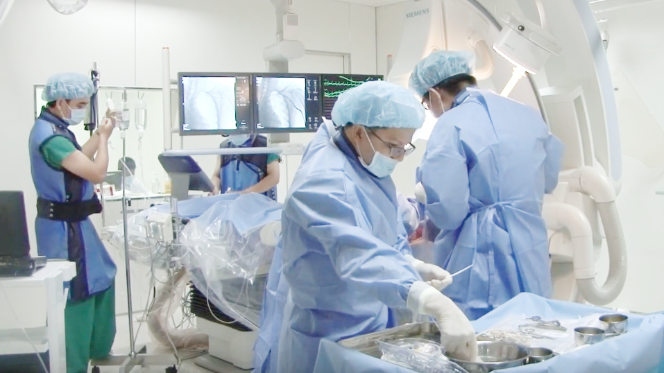 Ảnh Ekip bệnh viện đặt m&aacute;y khử rung theo d&otilde;i nhịp 