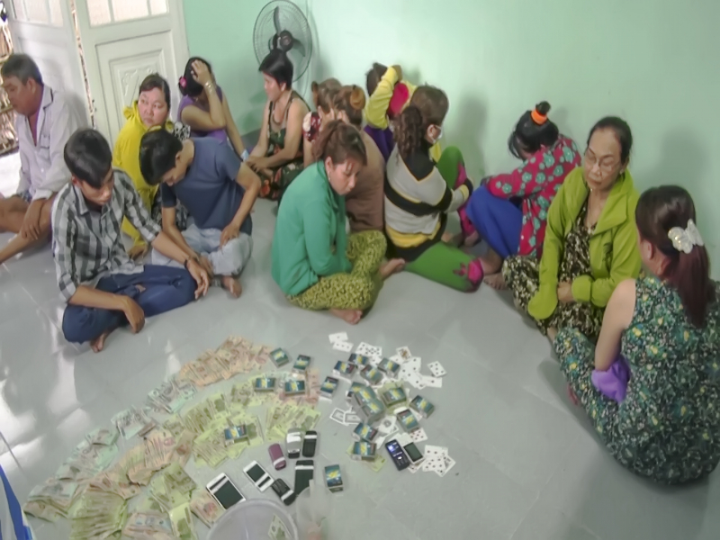 Nhom quy ba danh bai bi Cong an bat qua tang