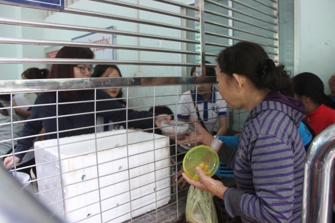 Bệnh nh&acirc;n bệnh viện Đa khoa nhận ch&aacute;o từ tay c&aacute;c b