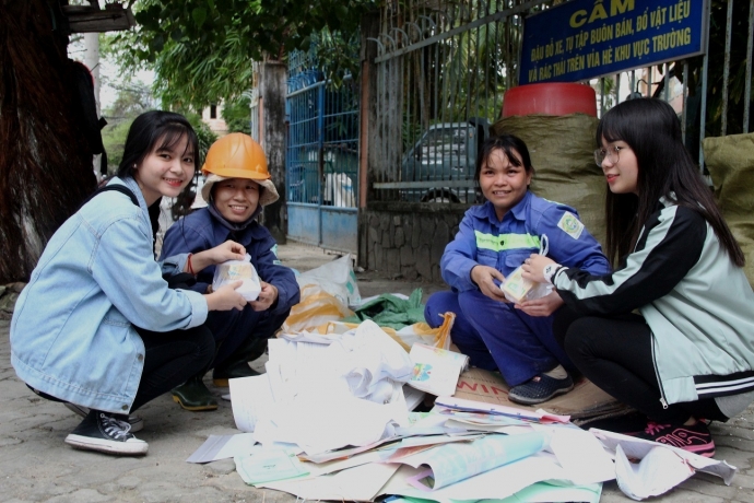 C&ocirc;ng nh&acirc;n nghỉ tay tr&ecirc;n đường &Ocirc;ng &Iacute;ch Khi&ecirc;m nhận b