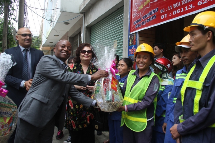 C&ocirc;ng nh&acirc;n vui vẻ nhận qu&agrave; Tết từ tay thầy Andy, ng